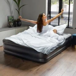 BluMill Luchtbed - 2-persoons - Ingebouwde Pomp - 203x152x36 Cm - Duurzame Keuze -Kampeermeubilair 1200x1200 429